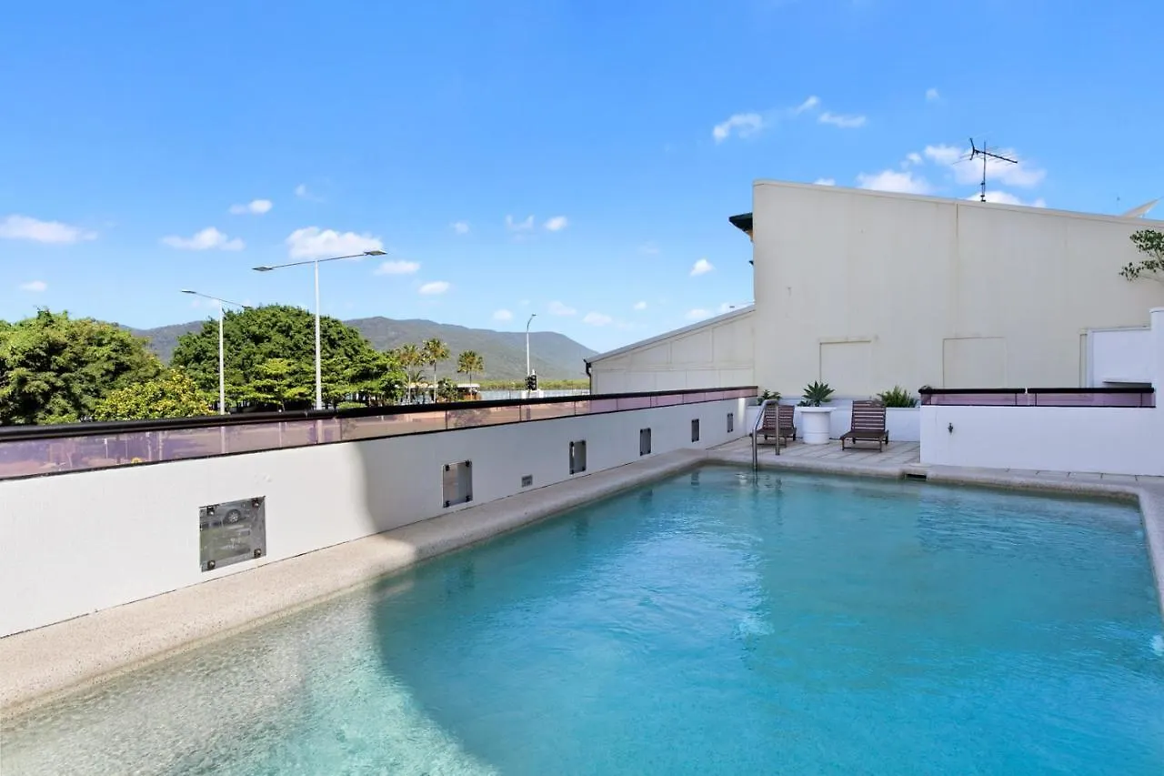 Stunning Coastal 3 Bedroom Apartment In Cairns Cbd